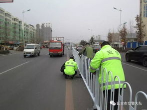 延吉市公安局交警大隊設(shè)施中隊為部分道路安裝道路隔離護(hù)欄